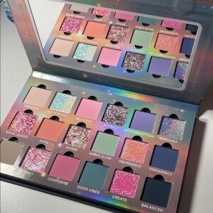Glow Eyeshadow Palette - Ensley Reign